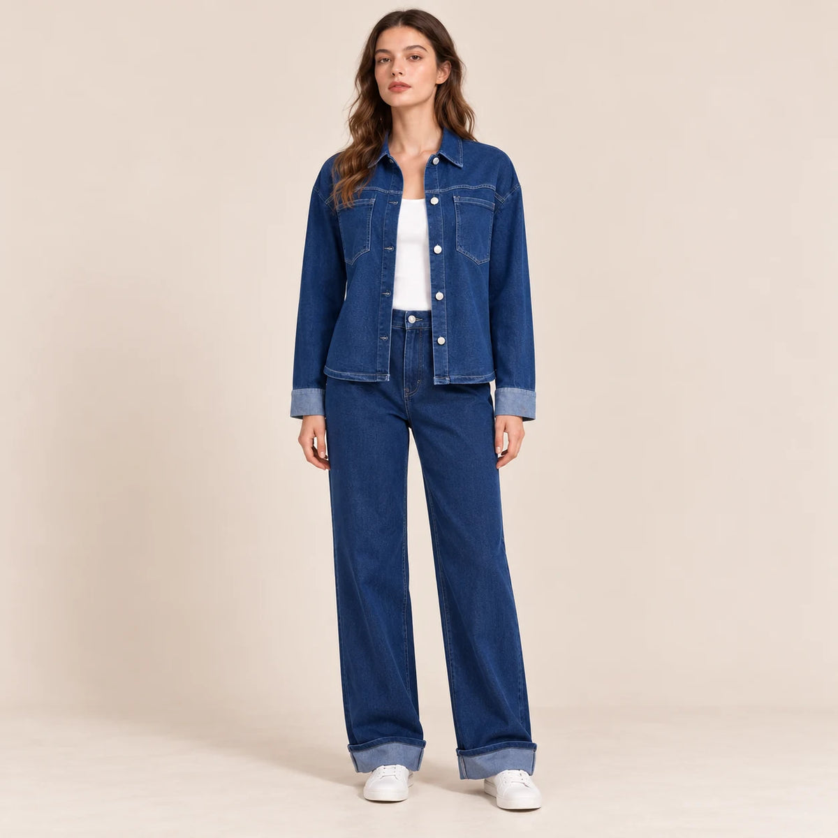 Ensemble jean femme bleu foncé avec chemise boutonnée et pantalon large porté de face