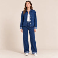 Ensemble jean femme bleu foncé avec chemise boutonnée et pantalon large porté de face