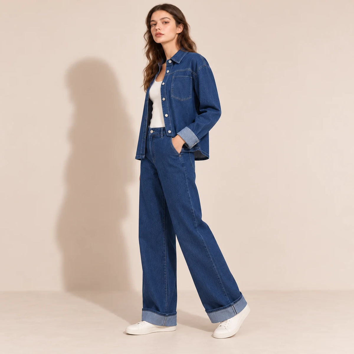 Ensemble denim femme chemise et pantalon large vu de profil