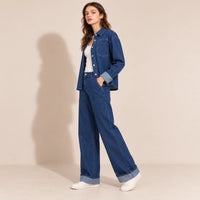Ensemble denim femme chemise et pantalon large vu de profil