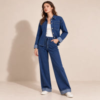 Ensemble jean femme chemise et pantalon large porté de trois quarts