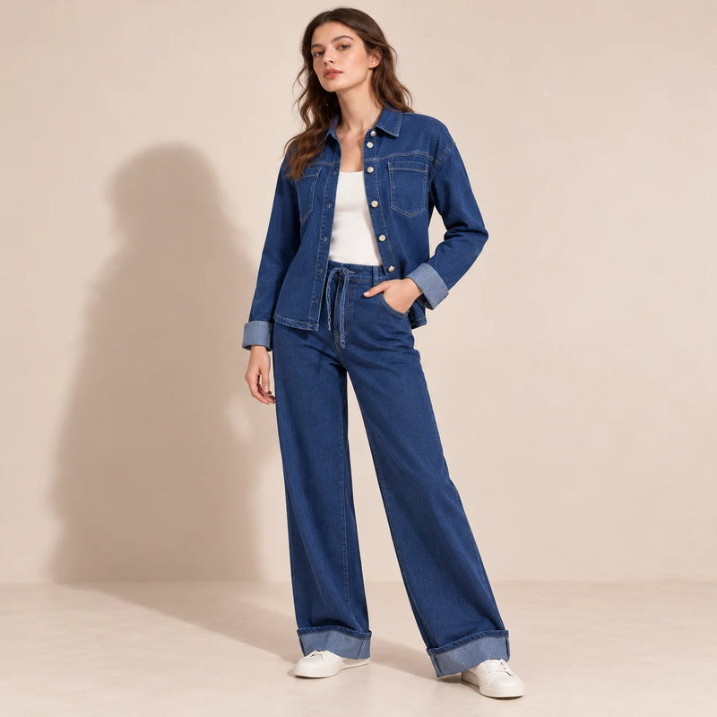 Ensemble jean femme chemise et pantalon large porté de trois quarts