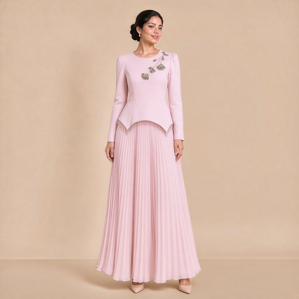 Ensemble rose poudré haut à basque perlé et jupe longue plissée, vue de face