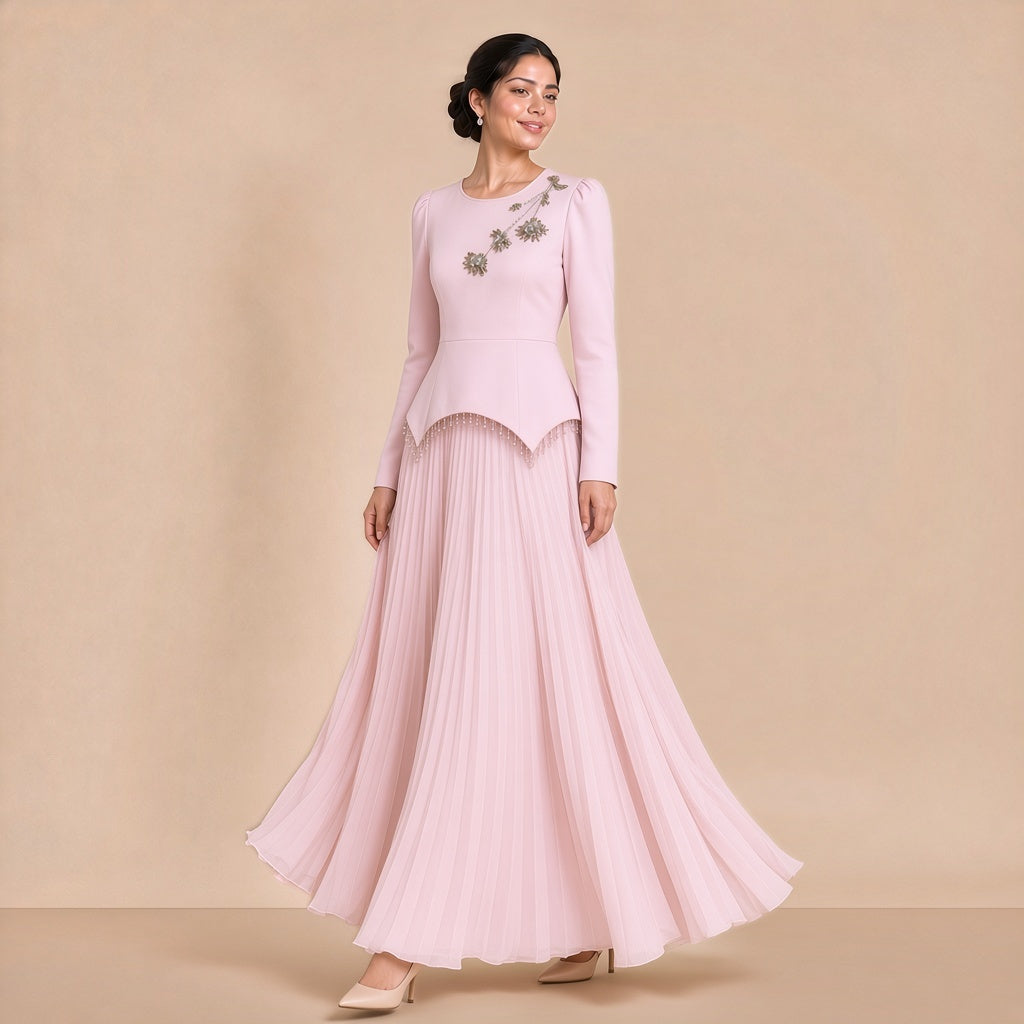 Ensemble rose poudré, vue de trois quarts avec jupe plissée en mouvement
