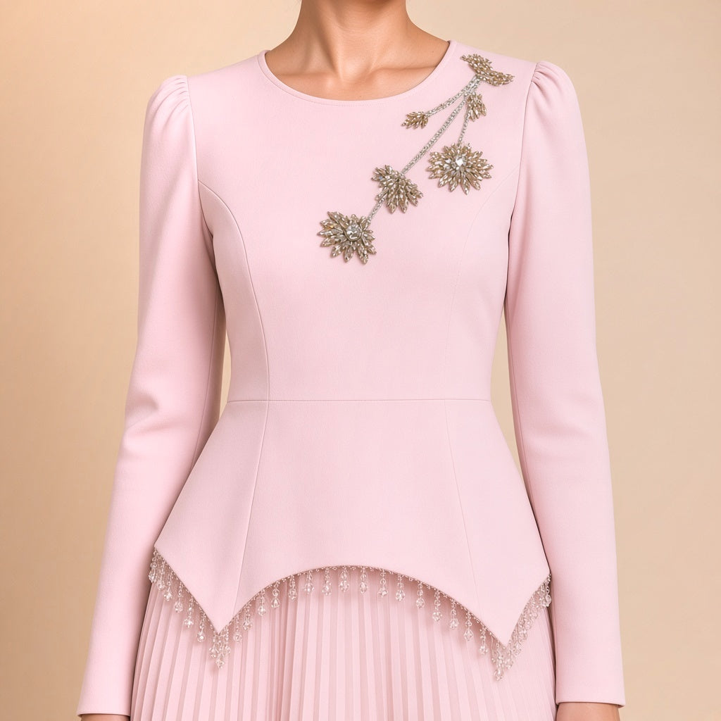 Détail des bouquets de cristaux et de la basque frangée, rose poudré
