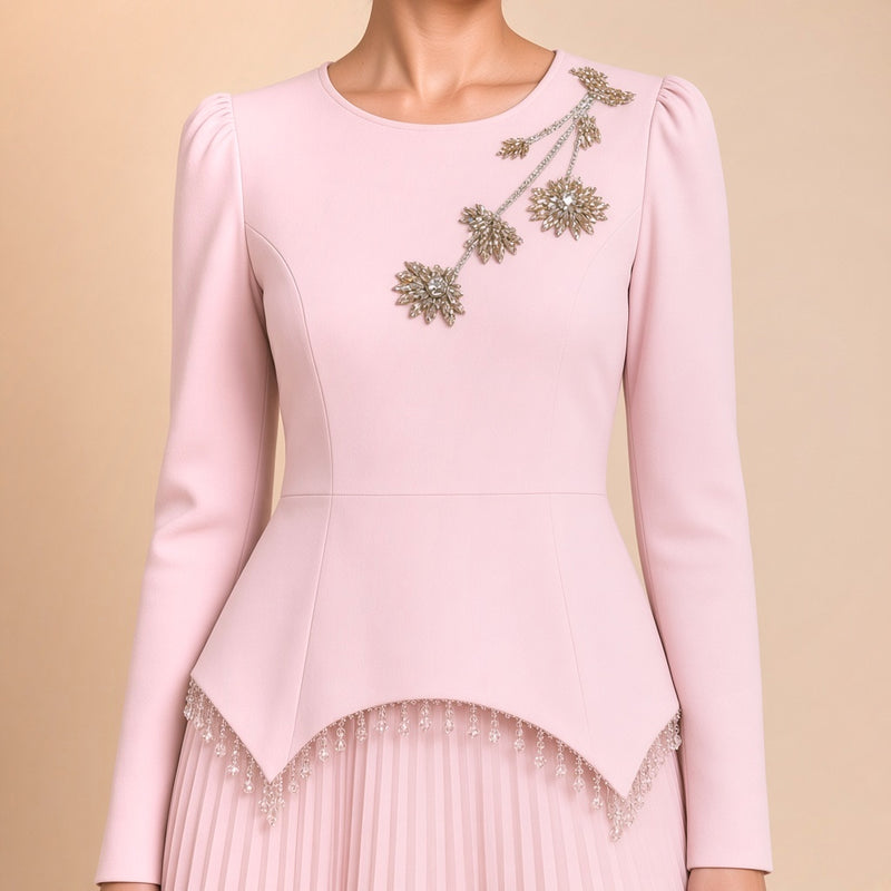 Détail des bouquets de cristaux et de la basque frangée, rose poudré