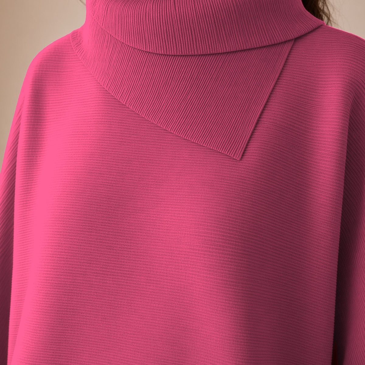 Ensemble haut chauve-souris plissé et pantalon large court, fuchsia, détail du col montant replié – SAKIWÉ
