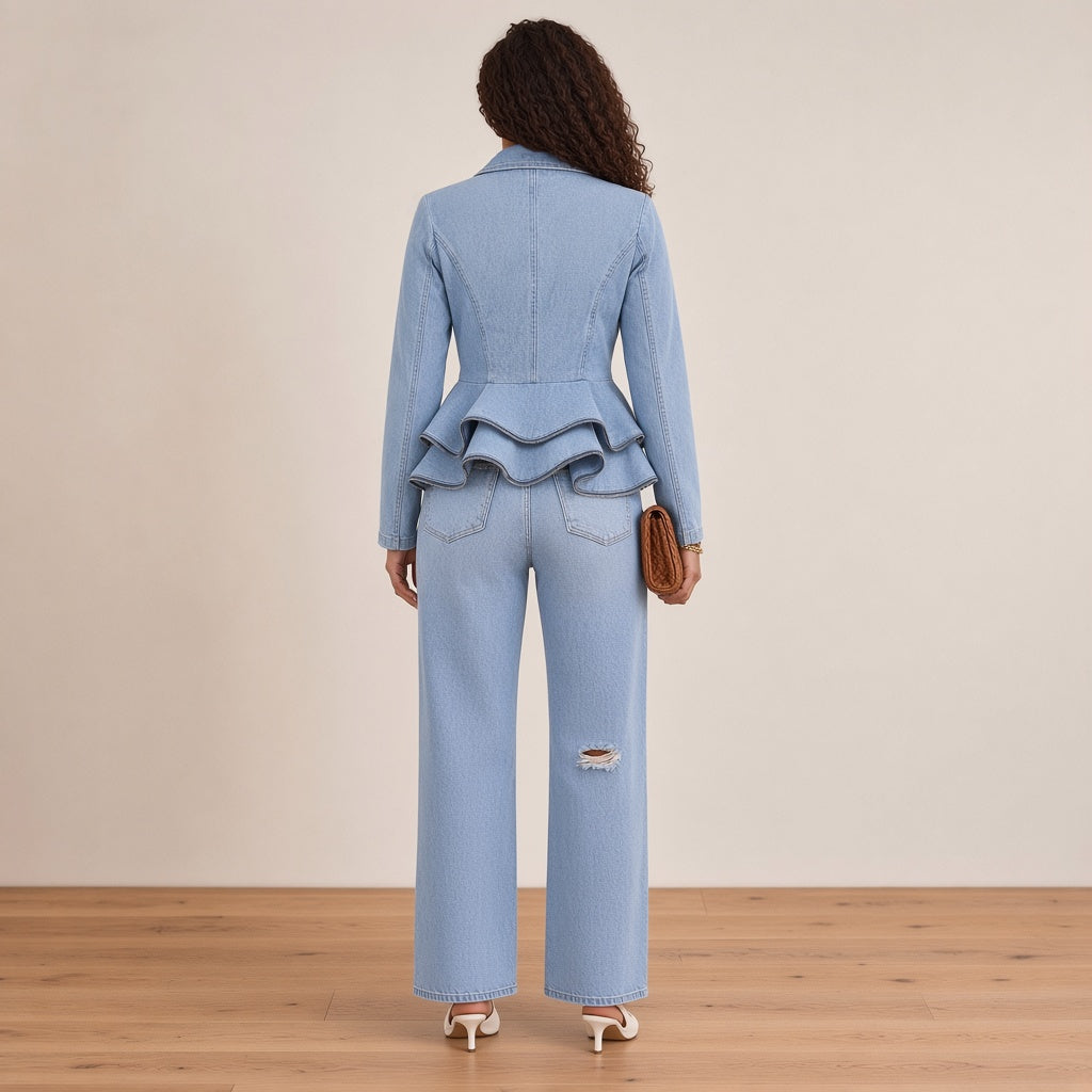 Ensemble en jean bleu clair à basque volantée, vue de dos – SAKIWÉ