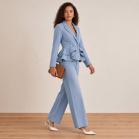 Ensemble en jean bleu clair à basque volantée, de trois-quarts en marchant – SAKIWÉ
