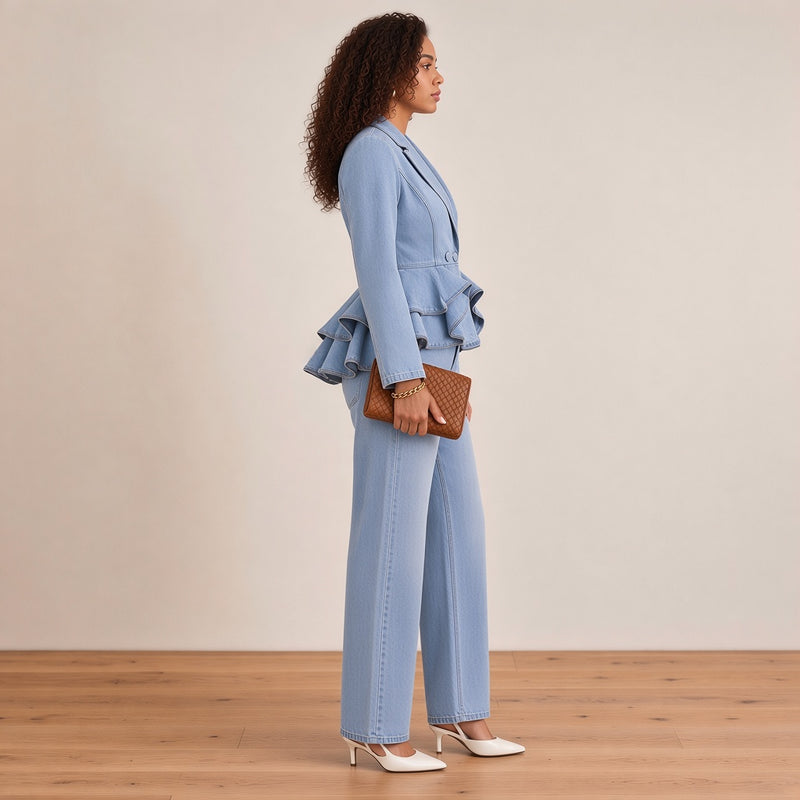 Ensemble en jean bleu clair à basque volantée, vue de profil – SAKIWÉ