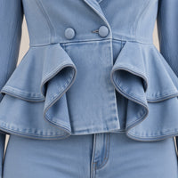 Détail de la double basque à volants et du grain du denim bleu clair – SAKIWÉ