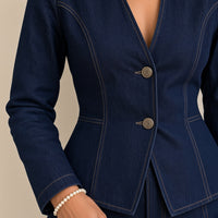 Détail des surpiqûres contrastées et du grain du denim bleu foncé – SAKIWÉ