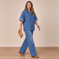 Ensemble en jean bleu chemise et jean large déchiré, de trois-quarts en marchant – SAKIWÉ