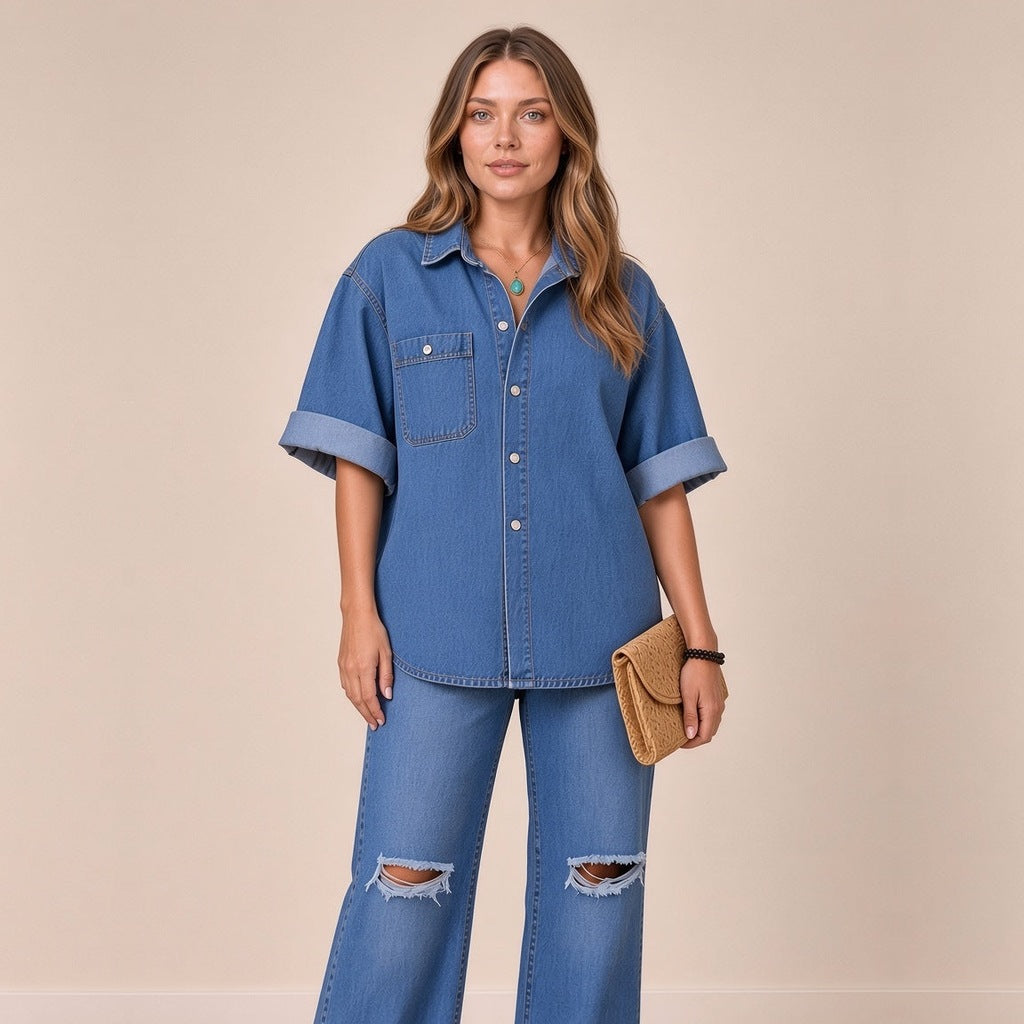 Ensemble en jean bleu chemise et jean large déchiré porté, plan jusqu'aux genoux – SAKIWÉ