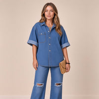 Ensemble en jean bleu chemise et jean large déchiré porté, plan jusqu'aux genoux – SAKIWÉ