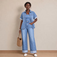 Ensemble en jean bleu délavé motif ton sur ton chemise et jean large à revers, vue de face en pied – SAKIWÉ