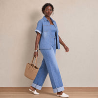 Ensemble en jean bleu délavé à motif, de trois-quarts en marchant – SAKIWÉ