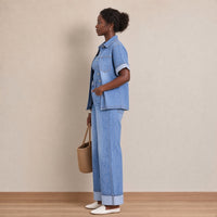 Ensemble en jean bleu délavé à motif, vue de profil – SAKIWÉ