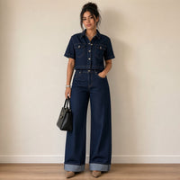 Ensemble en jean bleu foncé chemise courte et jean large à revers, vue de face en pied – SAKIWÉ