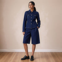 Ensemble en jean brut veste cintrée et bermuda large, vue de face en pied – SAKIWÉ