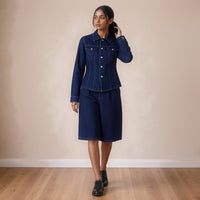 Ensemble en jean brut veste et bermuda large porté en marchant – SAKIWÉ