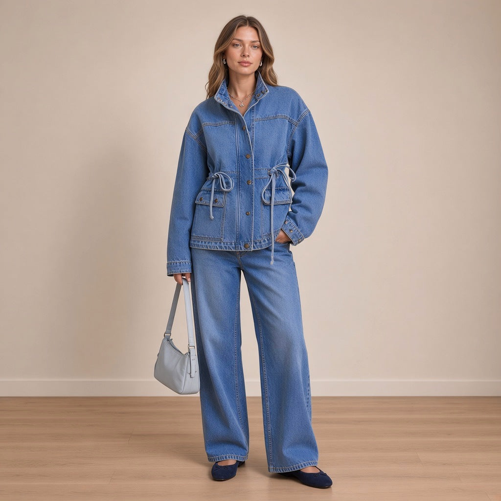 Ensemble en jean veste à coulisse nouée et jean large, vue de face en pied – SAKIWÉ