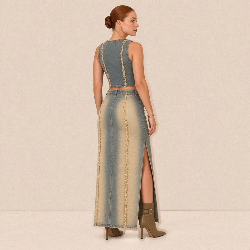 Dos de l’ensemble en jean SAKIWE bleu délavé : top uni et jupe longue à coutures effilochées et fente