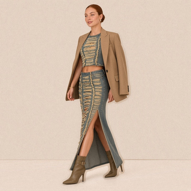 Ensemble en jean lacéré SAKIWE bleu délavé porté en marchant, veste camel sur les épaules