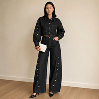 Ensemble en jean noir veste courte et jean large à boutons dorés, vue de face en pied – SAKIWÉ