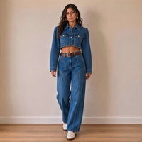 Ensemble en jean veste ultra-courte et jean large à découpes, vue de face en pied – SAKIWÉ