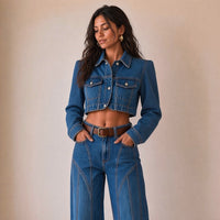 Veste en jean ultra-courte à poches à rabat et jean taille haute, plan buste – SAKIWÉ