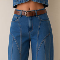 Détail de la taille haute et des découpes courbes du jean – SAKIWÉ