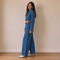 Ensemble en jean veste courte et jean large, de profil – SAKIWÉ