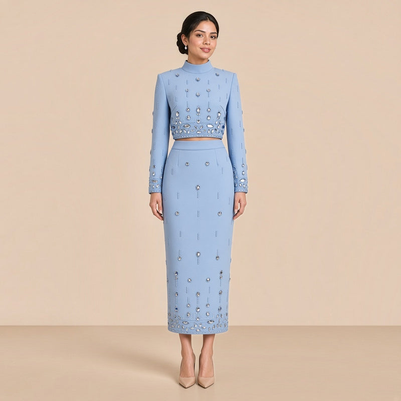 Ensemble SAKIWE top court et jupe crayon brodés de perles et cristaux bleu ciel, vue de face
