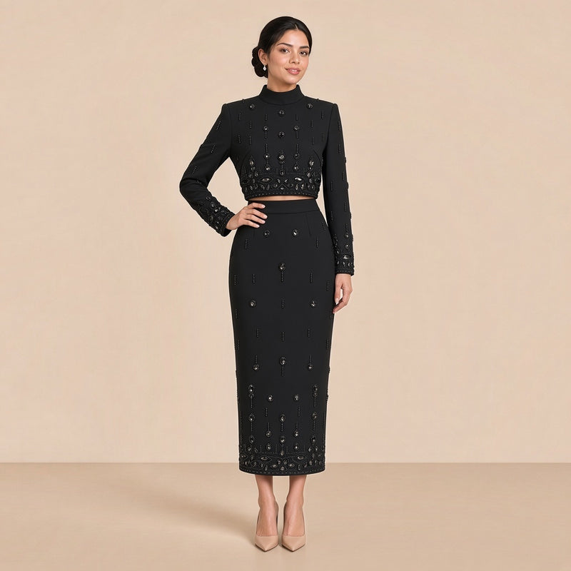 Ensemble SAKIWE top court et jupe crayon brodés de perles et cristaux noir, main sur la hanche