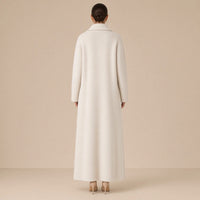 Ensemble trois pièces en maille : manteau long, col roulé et jupe à volants, beige avoine, porté de dos