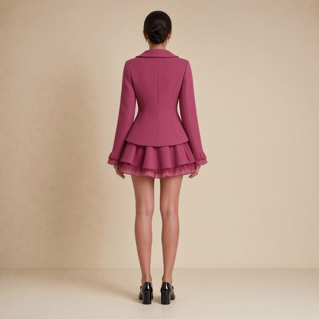 Ensemble veste à col Claudine et basque, jupe courte à volant de tulle, rose framboise, porté de dos