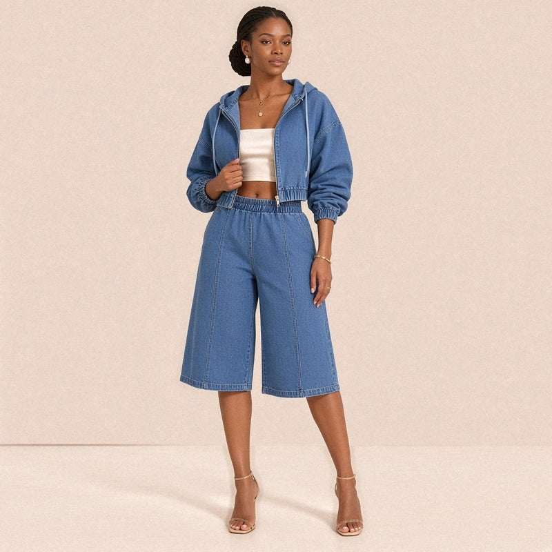 Ensemble SAKIWE en jean bleu porté de face : veste courte à capuche zippée et bermuda large à taille élastique
