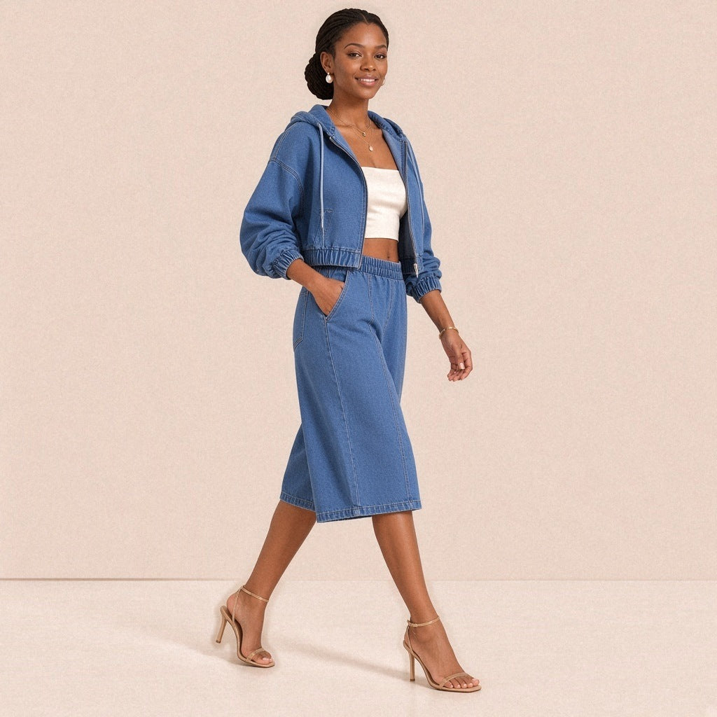 Ensemble veste à capuche et bermuda en jean bleu SAKIWE porté en marchant, vue de trois quarts