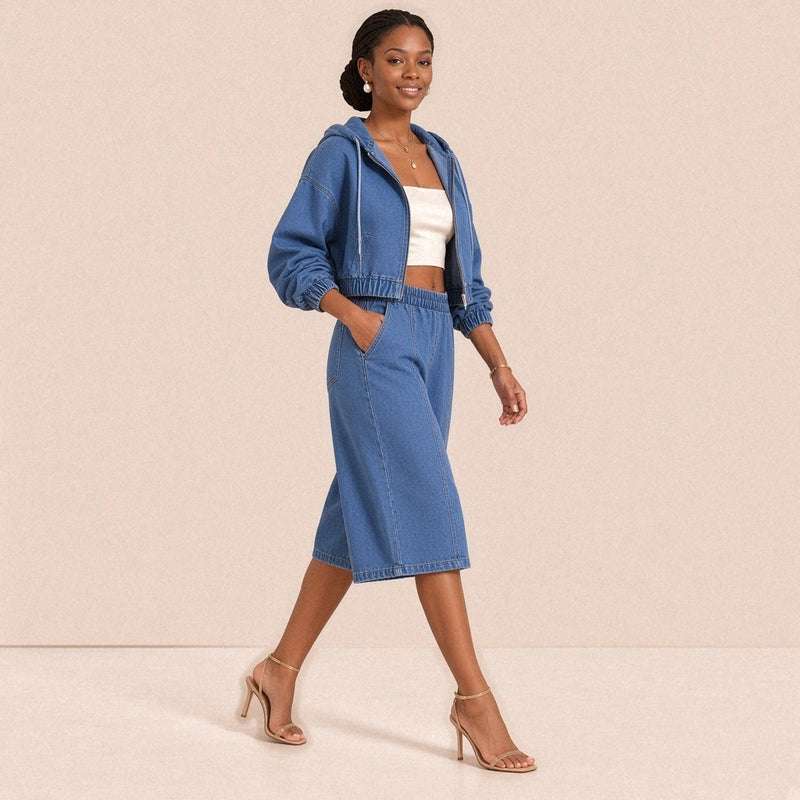 Ensemble veste à capuche et bermuda en jean bleu SAKIWE porté en marchant, vue de trois quarts