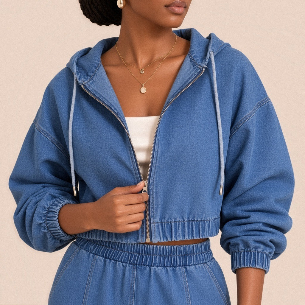 Gros plan sur la veste courte en jean bleu SAKIWE : zip métallique, cordons de capuche et poignets élastiqués