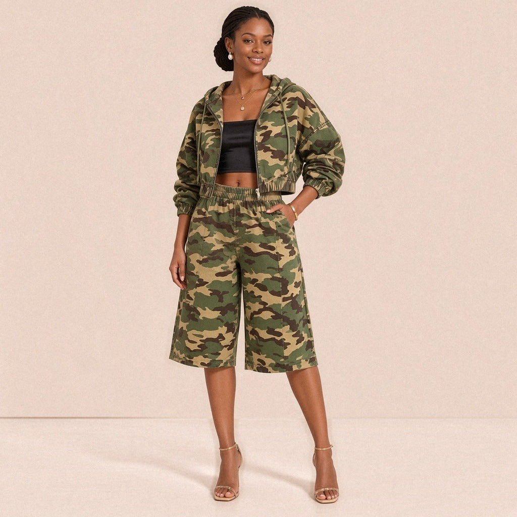 Ensemble SAKIWE camouflage porté de face : veste courte à capuche zippée et bermuda large