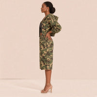 Ensemble camouflage SAKIWE porté de profil, capuche et manches amples