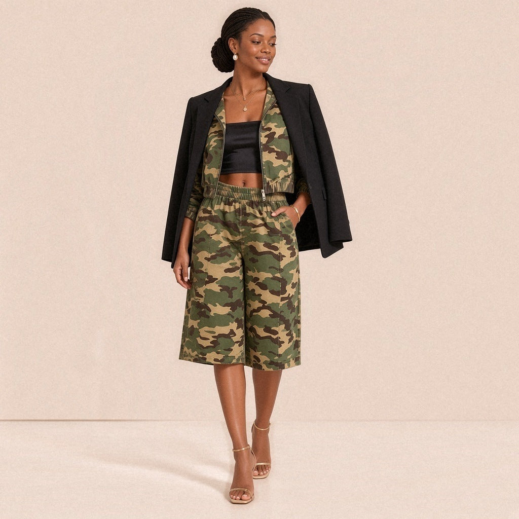 Ensemble camouflage SAKIWE porté en marchant avec une veste de tailleur noire sur les épaules