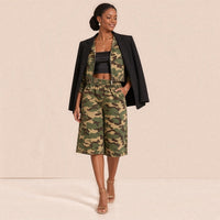 Ensemble camouflage SAKIWE porté en marchant avec une veste de tailleur noire sur les épaules