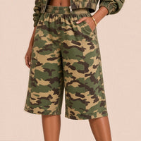 Gros plan sur le bermuda large camouflage SAKIWE : taille élastique, poche et couture devant