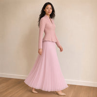 Ensemble veste cintrée en dentelle perlée et jupe longue plissée, rose, en marchant – SAKIWÉ