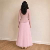Ensemble veste cintrée en dentelle perlée et jupe longue plissée, rose, vue de dos avec le laçage à la taille – SAKIWÉ