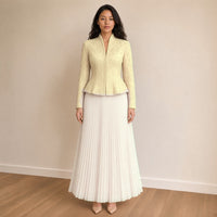 Ensemble veste cintrée en dentelle perlée et jupe longue plissée, abricot, vue de face – SAKIWÉ