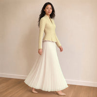 Ensemble veste cintrée en dentelle perlée et jupe longue plissée, abricot, en marchant – SAKIWÉ